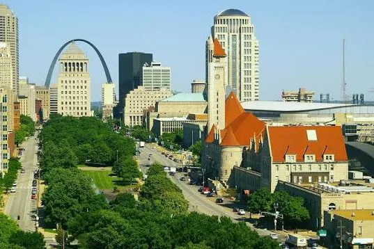 Gateway Arch and downtown St. Louis buildings